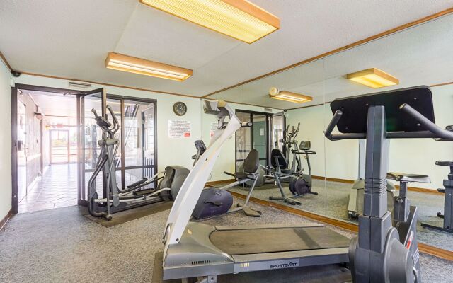 Econo Lodge Inn & Suites