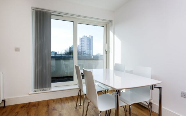Contemporary Holiday Home in London With Patio