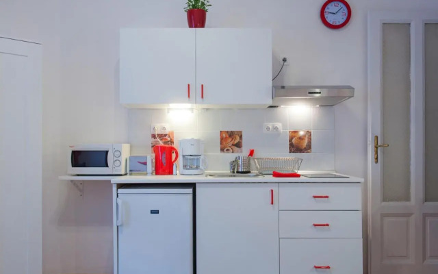 PARKING, AC, WIFI FLAT NEXT TO ANDRASSY Ave