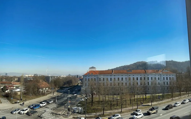 Garden Residence - Premium Castle View Apartment