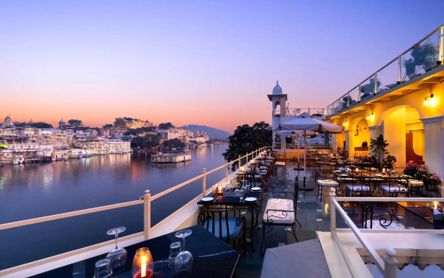 Hotel Sarovar on Lake Pichola