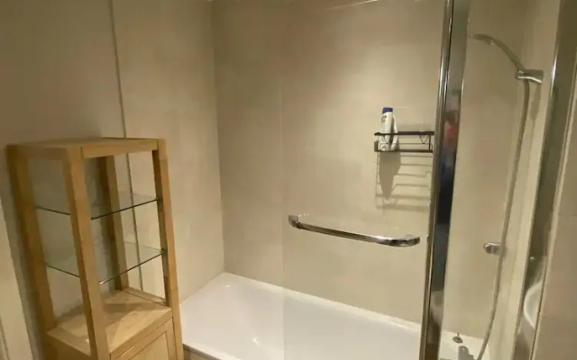 Inviting 2BD Flat W/private Balcony - Battersea!