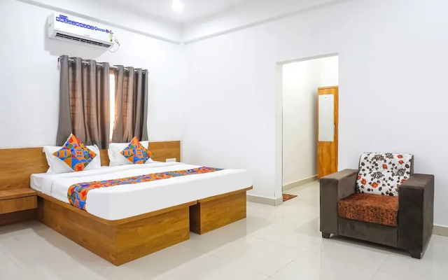 Fabhotel White House Inn