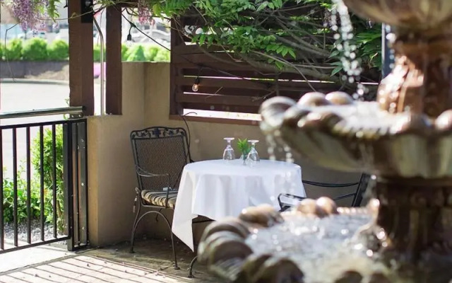 Rogue Regency Inn and Suites