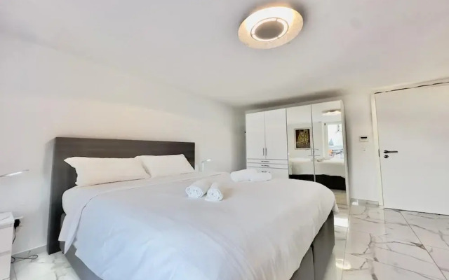 Yellow View Apartment