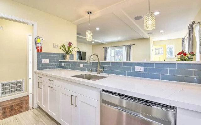 Sunny Oakland Retreat w/ Patio & Cute Garden!