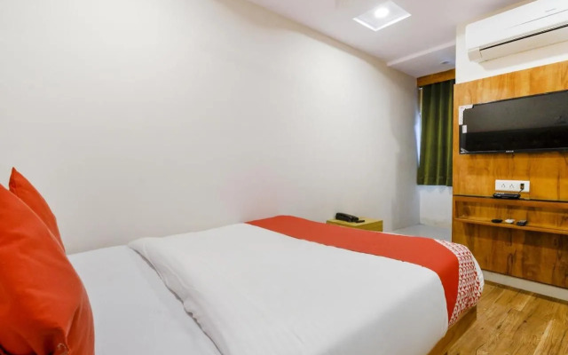 OYO 70998 Hotel Safari Inn