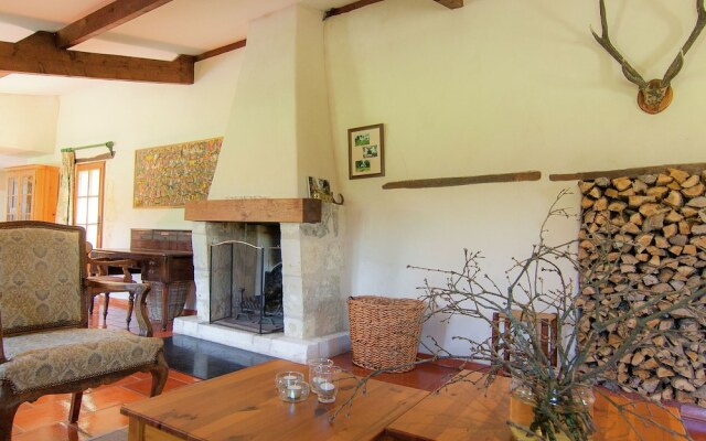 Exquisite Holiday Home in Issac With Swimming Pool