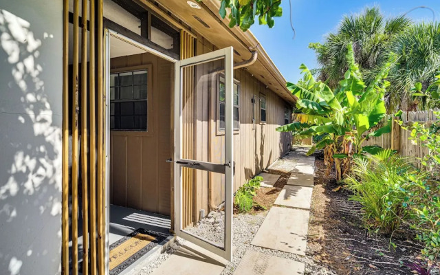 Walk to Beach & Eats: Modern Indialantic Apt