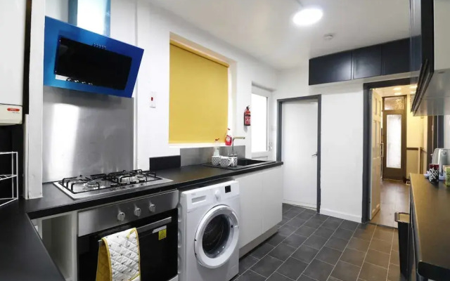 Lovely 4-bed House in Nottingham