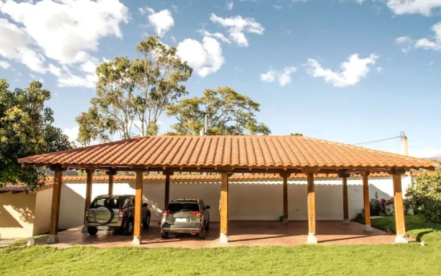 Luxury Guayllabamba House Gym Jacuzzi Parking Pool Wifi