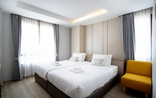 The Riski Hotel at Bangphlat Station