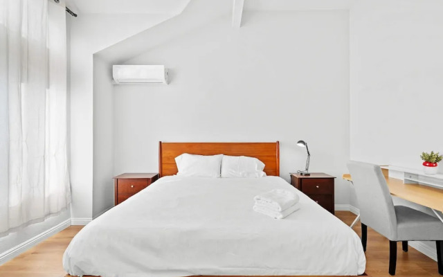 Spacious Retreat Near Iconic LA Sights