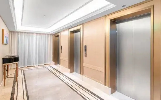 Vienna Hotel (Guangzhou Fangcun Huadiwan Subway Station Hotel)