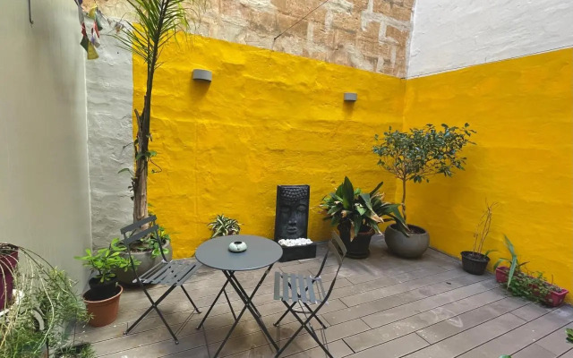 Valletta Collection - Merchant Str Apartment with large yard