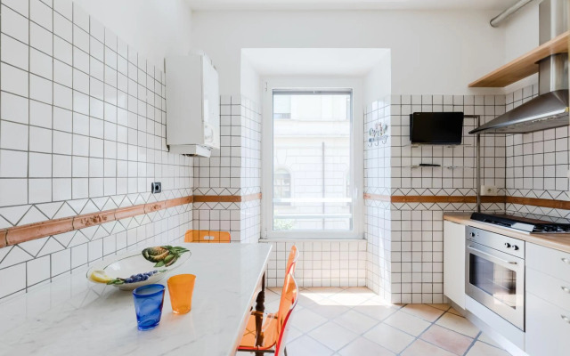 Classic apartment near the Colosseum