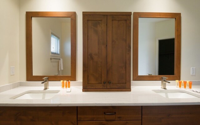 Encantada - Spacious and Luxurious Home, Walk to The Plaza