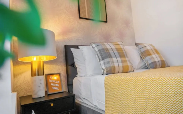 House - Sleeps 4 - Garden - Parking