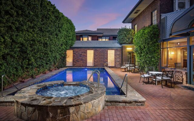 Adelaide Inn