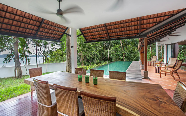 Ambong Pool Villas