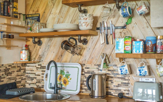 Unique 2-bed Cabin in Llanelli