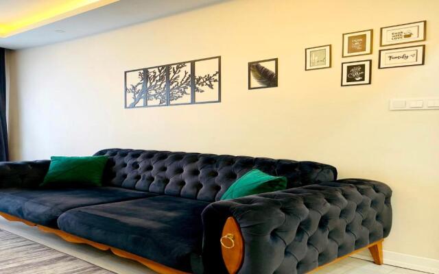 LUXE Bright 2bdr in Center