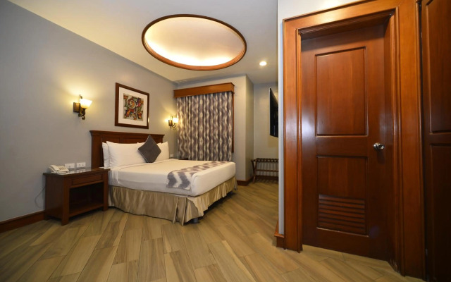 Paragon Hotel and Suites
