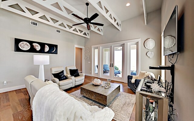 Luxe Waterfront - 3 Br Home