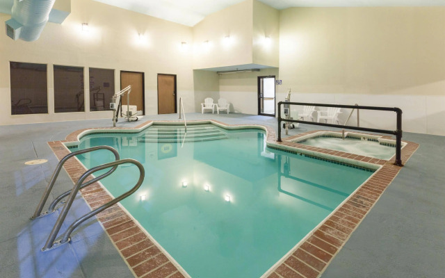 Super 8 By Wyndham Tulsa/Downtown/East