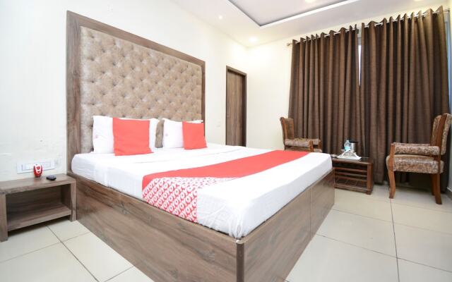 OYO 28335 Hotel Classic