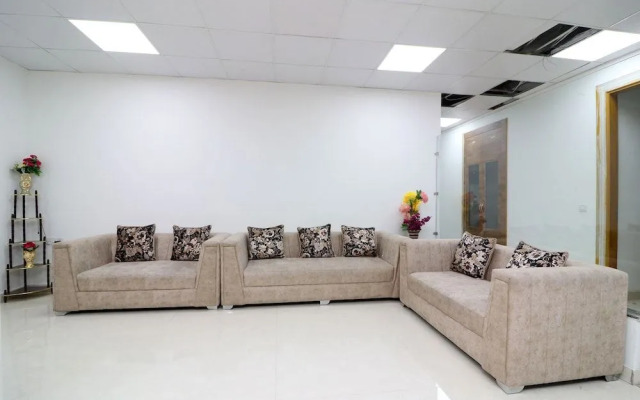 The Grand Palace by OYO Rooms