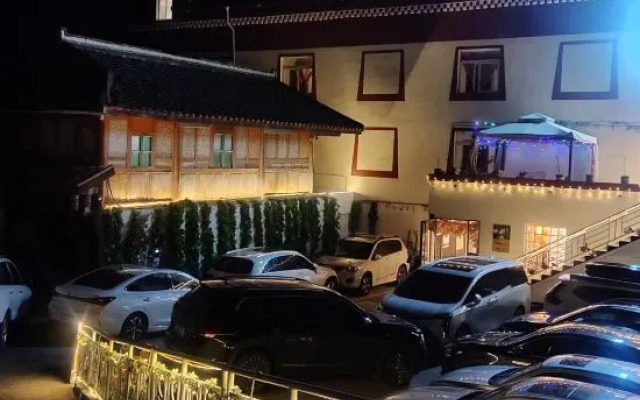 Huajianji Courtyard Home stay