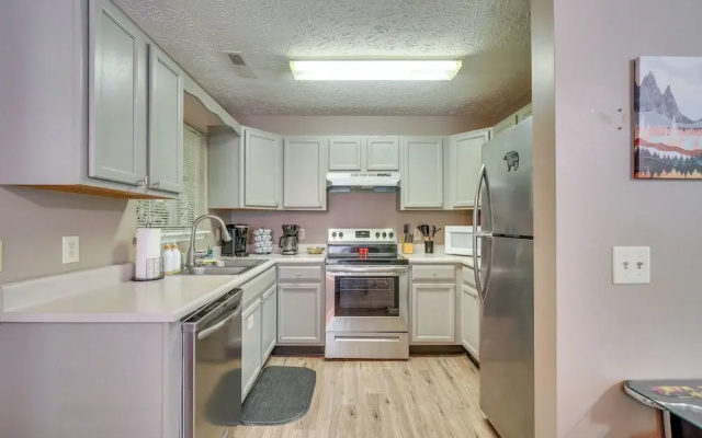 Pool Access & Hot Tub! Smoky Mtn Gatlinburg Cabin