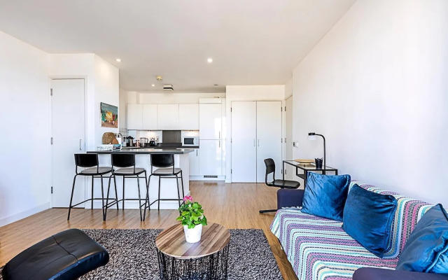Bright Camden Retreat With Balcony