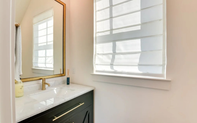 Upscale Home w/ 2 Balconies in Galveston!