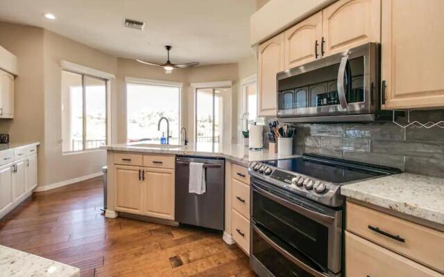 Fabulous 4-Bdrm WBreathtaking Views & Pool