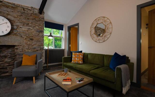 Spacious - Contemporary 2BR Apartment - Central Ambleside - Parking