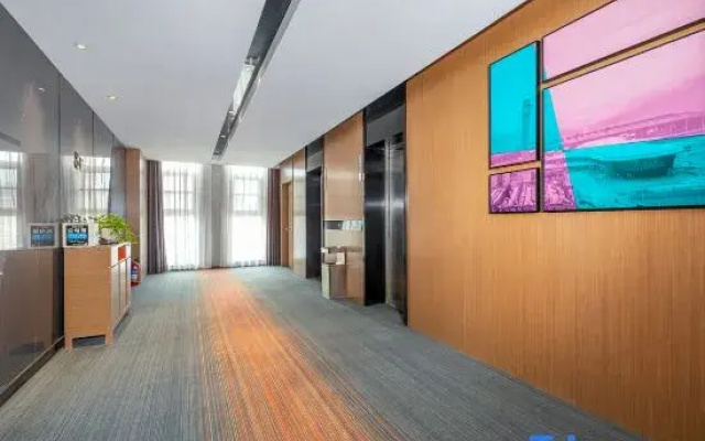 Ldyllic Holiday Inn Hotel