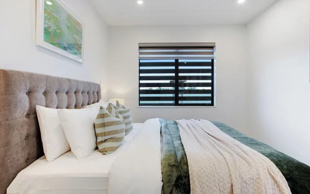 Central Oasis Townhouse with Parking