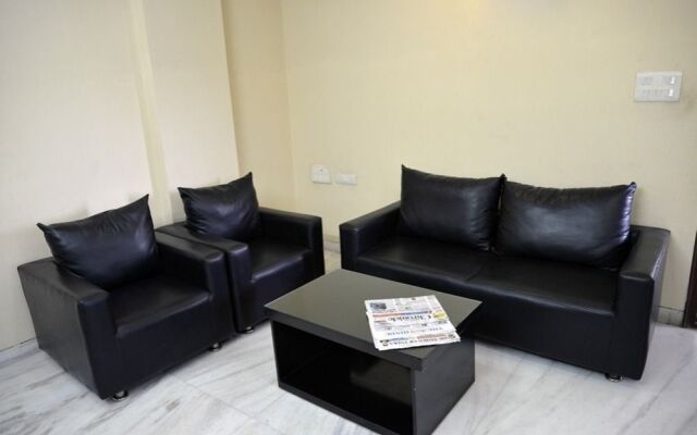 OYO 1749 Apartment Hotel Gayatri Nest