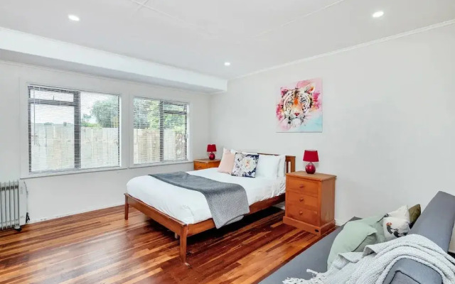 Kiwi Holiday Home near Airport
