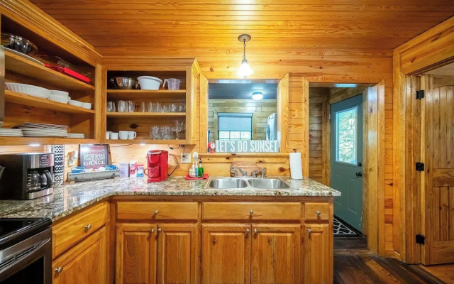 Sunset Ridge Cozy Cabin for 6