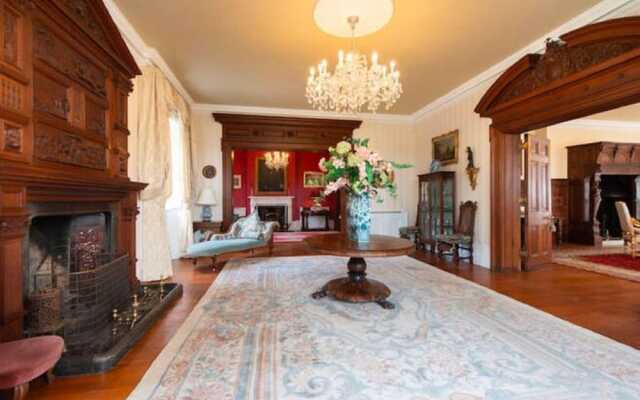 Lavish Holiday Home in Worcestershire With Jacuzzi