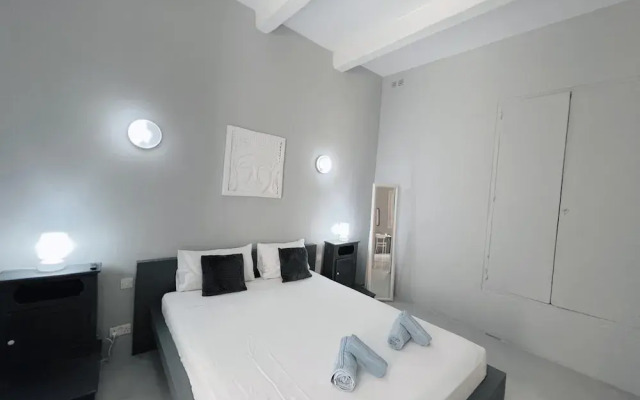Spacious 1BR Apartment on Charming Street