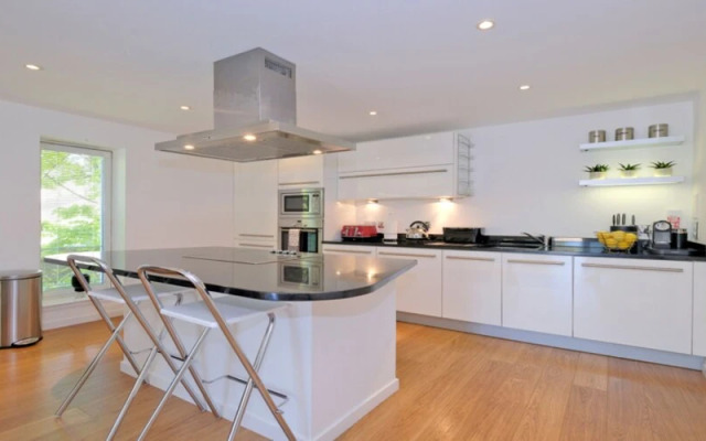 Executive three Bedroom Apartment in Aberdeens West End