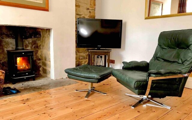 Beachfront Apartment With Woodburner & Courtyard