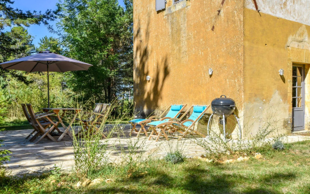Cozy Holiday Home in Saint-Germain-de-Belves with Garden