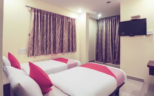 OYO 28047 Hotel Galaxy Residency