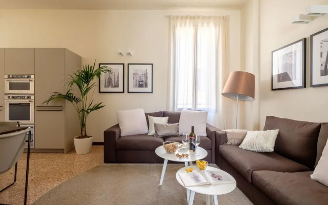 Venice Canal Palazzo Gracious and Modern 3 Bedroom Apartment