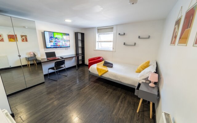 23 North Road Studios Near QE and UOB